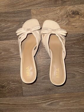MIA Women's Cream Bow Slide Mules